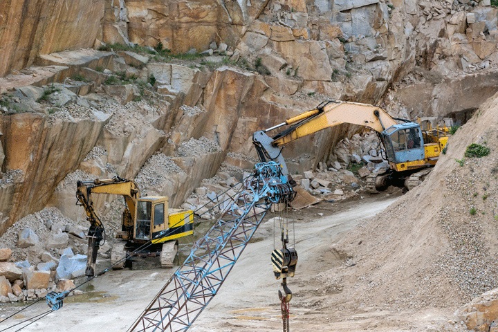 اسخراج سنگ های زینتی از معدن به وسیله ماشین آلات و دستگاه های حفاری معدن